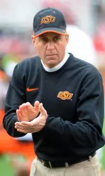 Mike Gundy leads Oklahoma State to a school-record ninth straight bowl game