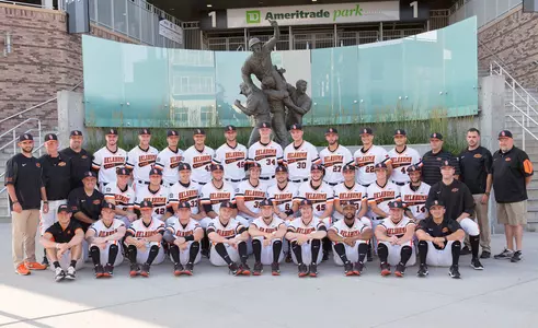 2016 OSU College World Series team at TD Ameritrade statue