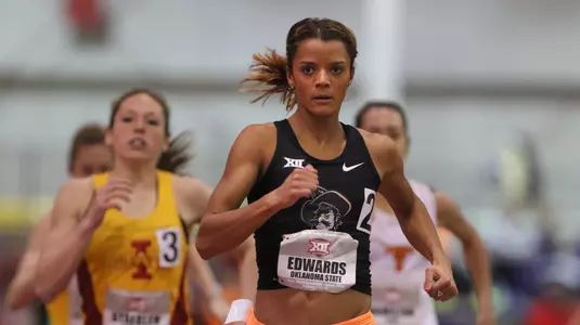Kaela Edwards 800 2017 indoors