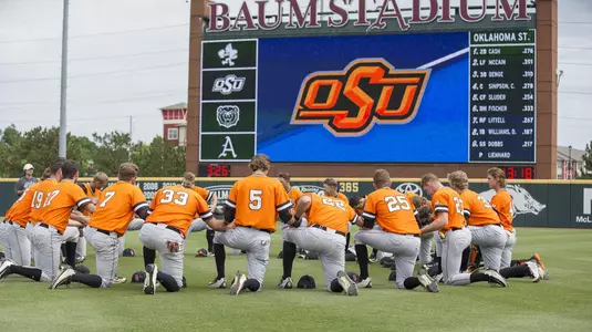 Team pregame vs. ORU - NCAA Regional