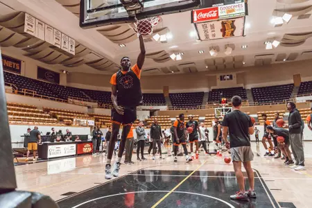 Moussa Cisse dunks in warmups
