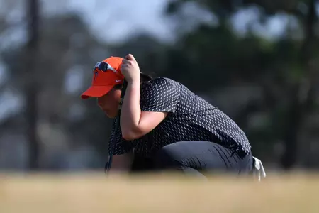Han-Hsuan Yu sets up for putt