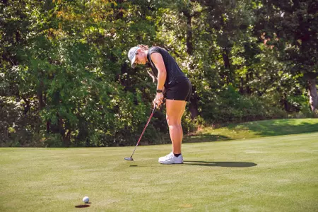 Ashton Begley hits putt at Karsten Creek