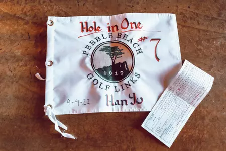 Han_Hsuan_Yu_s_hole_in_one_flag_with_scorecard