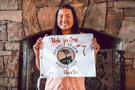 Han_Hsuan_Yu_with_hole_in_one_flag