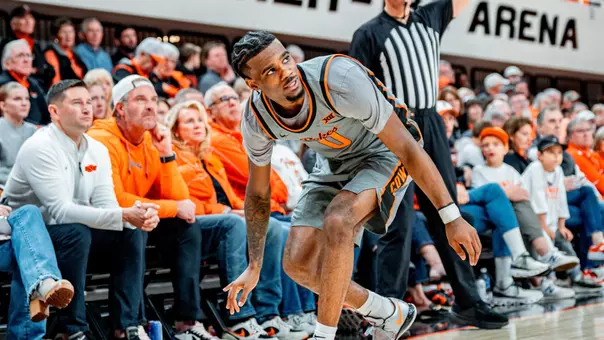 Jaylen Curry watches his shot