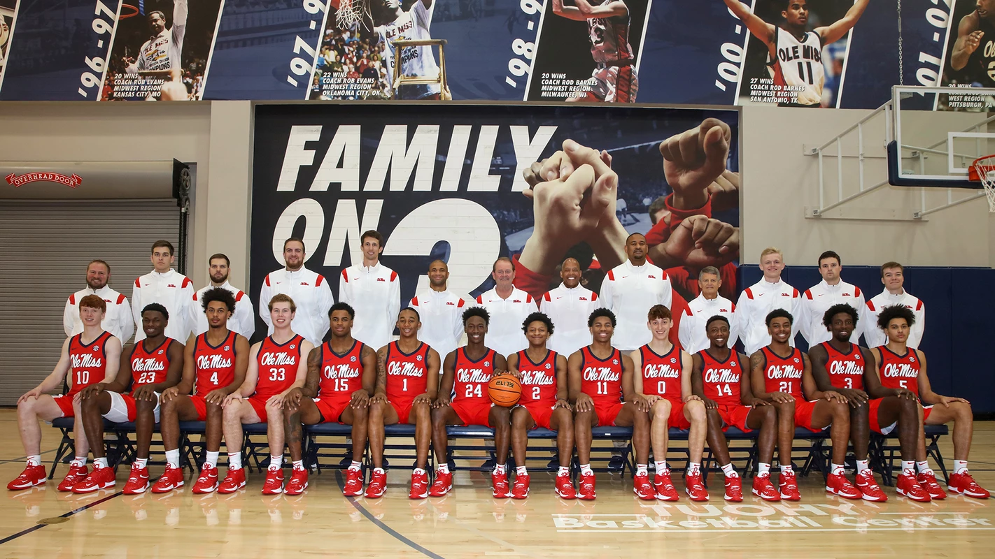 2021-22 Men's Basketball Team Photo