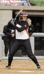 Softball Defeats UC Davis in Walk-Off Fashion