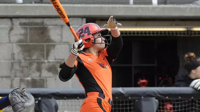 Gilmore Extends Streak, Beavers Fall to Washington