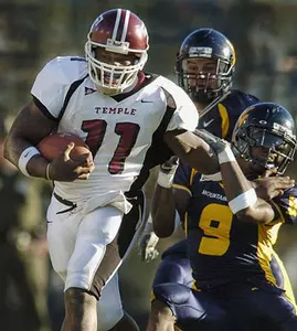WALTER WASHINGTON RECEIVES OWL AWARD AS TEAM'S MOST VALUABLE PLAYER AT ANNUAL FOOTBALL BANQUET Image
