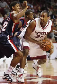 MEN'S BASKETBALL SHOOTS DOWN DUQUESNE, 76-62 Image