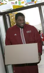 Temple Football Makes Thanksgiving Deliveries Image