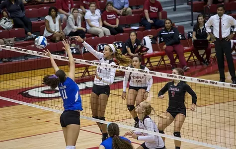 Volleyball Beats Syracuse in Five-Set Thriller; Sweeps Niagara to Start 2014 Season Image