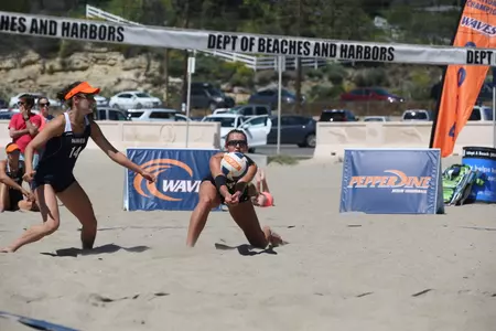 Deahna Kraft (31), Anika Wilson (14) (Photo by Jeff Golden)