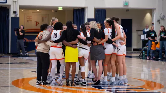 WBB huddle vs. Saint Mary's