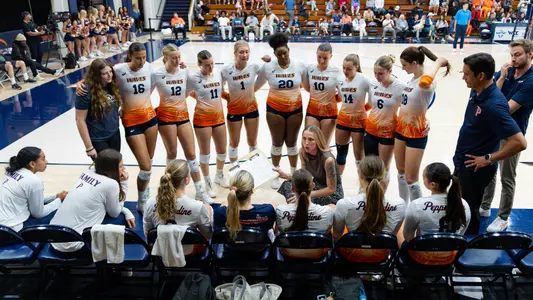 WVB huddle vs. LMU