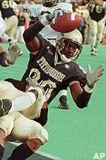 Antonio Bryant makes a<br>touchdown catch in the first<br>half of Pittsburgh's 37-27<br>victory on Saturday.