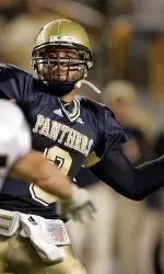 University of Pittsburgh quarterback Tyler Palko throws a touchdown pass to receiver Greg Lee against Notre Dame in the first quarter in Pittsburgh on Saturday, Sept. 3, 2005. Notre Dame defensive end Victor Abiamiri pressures at left.(AP Photo/Keith Srakocic)