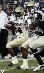 Pittsburgh's LaRod Stephens-Howling keeps his eye on Connecticut's Dahna Deleston as Deleston pursued him down the field in the first half of the Connecticut-Pittsburgh Big East Conference football game in East Hartford, Conn., Saturday, Nov. 11, 2006. (AP Photo/Bob Child)