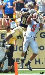 Jonathan Baldwin battles Bowling Green defensive back Freddie Walker during the second quarter. (AP Photo/Don Wright)