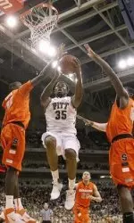 Nasir Robinson goes between Syracuse's Baye Moussa Keita and Rick Jackson to score