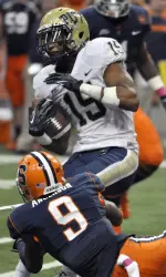 Devin Street catches a pass against Syracuse.