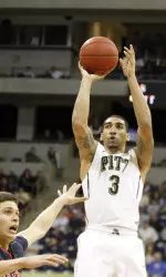 Cameron Wright (3) goes to the basket. (Charles LeClaire-USA TODAY Sports)