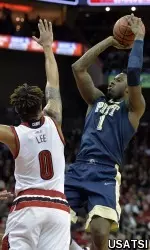Jamel Artis shoots against Louisville Cardinals guard Damion Lee.