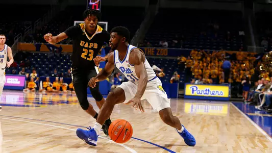 Onyebuchi Ezeakudo dribbling against Arkansas Pine Bluff.