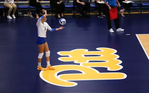 Valeria Vazquez Gomez prepares to serve 2022