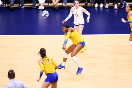 Torrey Stafford passes a ball against USC