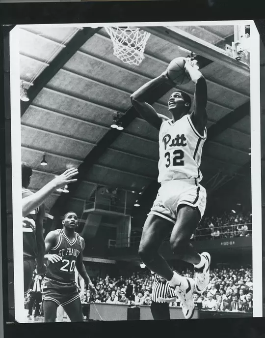 Charles Smith dunking basketball