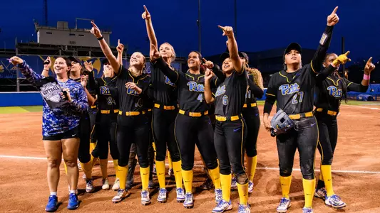 Team Photo of Softball