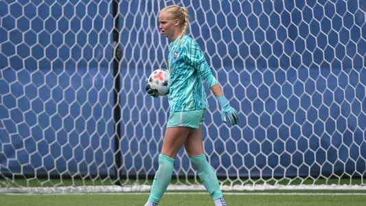 Elli Johnson in net