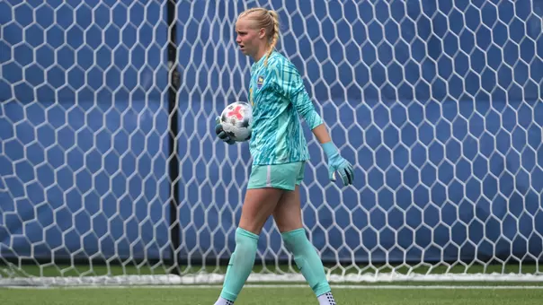 Elli Johnson in net