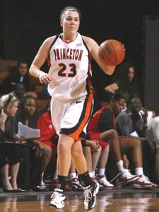 Another Big East Team Deals Women's Hoops Close Loss as Syracuse Wins 77-75