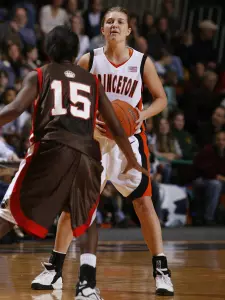 Ivy First Place at Stake When Women's Hoops Visits Harvard, Dartmouth This Weekend
