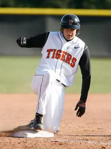 Baseball Team Splits Doubleheader at Santa Clara