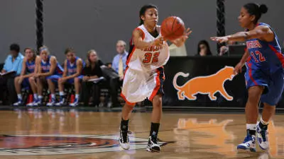 Women's Basketball Makes Short Trip Down the 405 to UC Irvine Friday