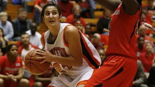 Women's Basketball Wins Ivy Opener, 70-39 at Penn
