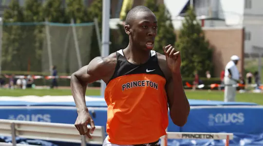 Men's 4x400 Cruises to Victory at Penn Relays