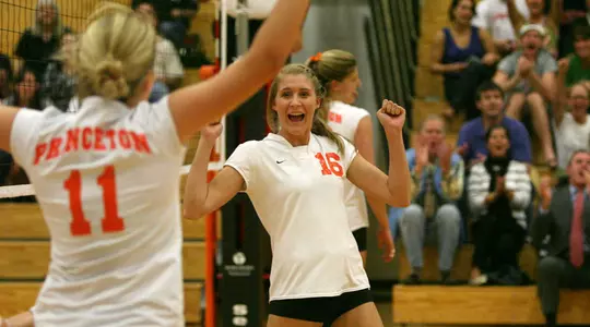 Volleyball Splits Second Day Of Hofstra Invitational, Opens Season 3-1