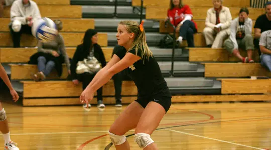 Volleyball Opens Crosstown Tournament With 3-2 Win Over Hartford