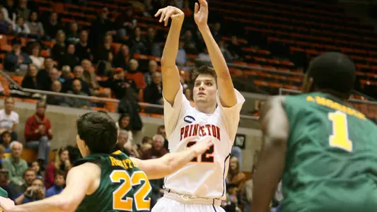 Men's Basketball Makes it Seven Straight, Defeats Towson 75-65