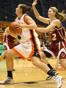 Bowen Scores 14 as Women's Basketball Wins at Dartmouth 75-50