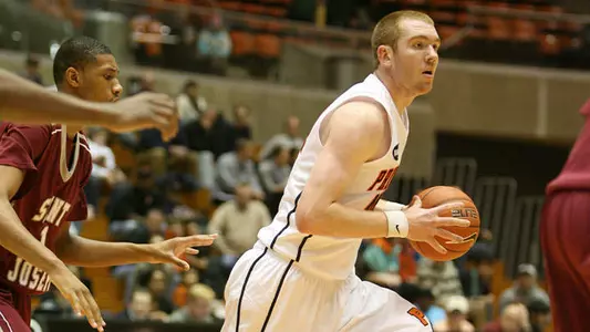 Men's Basketball Wins at Wagner 69-57