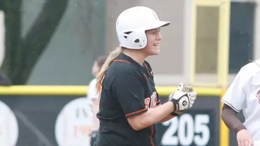Softball Splits Two at Pacific