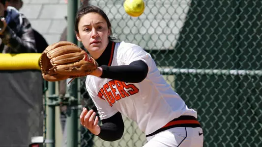 Lettire Breaks Home Run Record in Softball's Split at Columbia