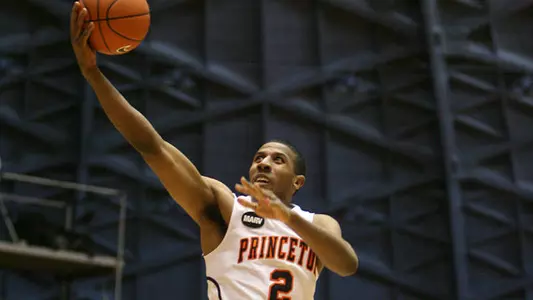 Men's Basketball Defeats TCNJ 73-40 to End Finals Break