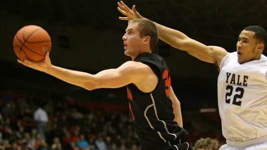 Men's Basketball Sweeps First Ivy Weekend, Defeats Yale 67-63